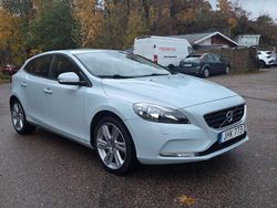 Ljusblå (blå) Begagnad 2015 Volvo V40 Kinetic Kombi | 99 900 kr (Marknadspris)