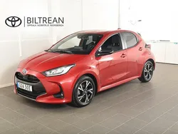Röd Begagnad 2023 Toyota Yaris Hybrid Style Halvkombi | 254 900 kr (Lite dyr)
