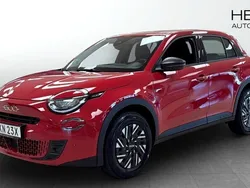 Röd (red) Ny 2025 Fiat 600 Lounge Halvkombi | 305 800 kr (Lite dyr)
