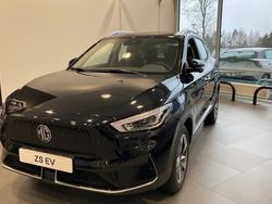 Svart Begagnad 2022 MG ZS Luxury Sedan | 389 000 kr