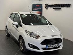 Vit Begagnad 2014 Ford Fiesta Titanium Halvkombi | 54 900 kr (Marknadspris)