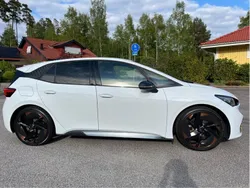 Vit Begagnad 2022 Cupra Born e-Boost Halvkombi | 309 000 kr (Marknadspris)