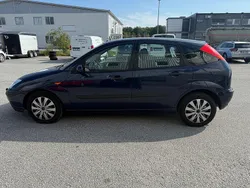 Mörkblå Begagnad 2004 Ford Focus Halvkombi | 19 900 kr (Marknadspris)