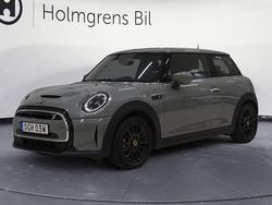 Moonwalk grey met Begagnad 2022 Mini Cooper Essential Halvkombi | 229 500 kr (Marknadspris)