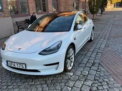 Vit Begagnad 2020 Tesla Model 3 Standard Range Plus Sedan | 279 000 kr (Dyr)