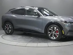 Grå Begagnad 2021 Ford Mustang Mach-E SUV | 309 000 kr (Marknadspris)