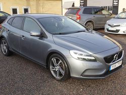 Grå Begagnad 2017 Volvo V40 Momentum Halvkombi | 99 900 kr (Marknadspris)