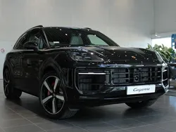 Svart Ny 2025 Porsche Cayenne S E-Hybrid SUV | 1 565 000 kr