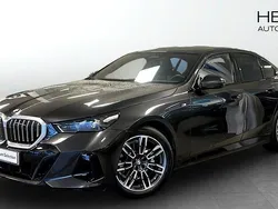 Grå (grey) Begagnad 2025 BMW 520 M Sport Sedan | 569 700 kr (Marknadspris)