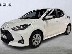 Vit Begagnad 2022 Toyota Yaris Hybrid Active Halvkombi | 209 900 kr (Marknadspris)