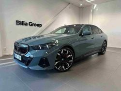 Grön Begagnad 2024 BMW 550e Sedan | 799 900 kr