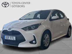 Vit Begagnad 2022 Toyota Yaris Hybrid Active Halvkombi | 204 900 kr (Marknadspris)