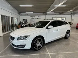 Vit Begagnad 2015 Volvo V60 Momentum Kombi | 134 900 kr (Marknadspris)