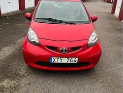 Röd Begagnad 2006 Toyota Aygo Halvkombi | 25 000 kr (Marknadspris)