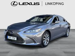 Grå Begagnad 2019 Lexus ES300H Sedan | 319 000 kr (Marknadspris)
