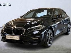 Svart Begagnad 2022 BMW 118 Sport Line Halvkombi | 229 000 kr (Marknadspris)