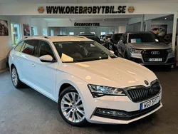 Vit Begagnad 2022 Skoda Superb Business Line Kombi | 304 900 kr (Marknadspris)