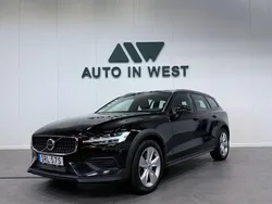 Svart Begagnad 2023 Volvo V60 CC Momentum Kombi | 349 900 kr (Marknadspris)