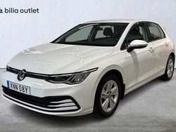Vit Begagnad 2021 VW Golf VIII Halvkombi | 159 000 kr (Marknadspris)