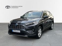 Mörkgrå Begagnad 2024 Toyota RAV4 Hybrid Executive SUV | 484 900 kr (Marknadspris)