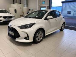 Vit Begagnad 2023 Toyota Yaris Hybrid Halvkombi | 234 900 kr (Marknadspris)