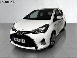 Vit Begagnad 2015 Toyota Yaris Hybrid Active Halvkombi | 129 900 kr (Marknadspris)
