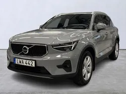Grå Begagnad 2023 Volvo XC40 Core SUV | 359 900 kr (Marknadspris)