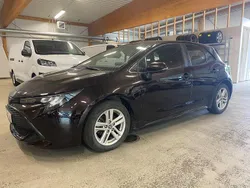 Mörkbrun Begagnad 2022 Toyota Corolla Hybrid Active Halvkombi | 234 900 kr (Marknadspris)
