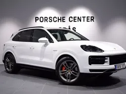Vit Begagnad 2024 Porsche Cayenne S E-Hybrid SUV | 1 225 000 kr