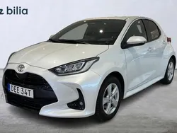 Vit Begagnad 2024 Toyota Yaris Hybrid Style Halvkombi | 289 900 kr (Marknadspris)