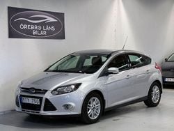 Grå Begagnad 2012 Ford Focus Titanium Halvkombi | 74 900 kr (Marknadspris)