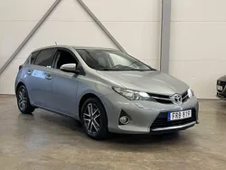 Ljusgrå Begagnad 2015 Toyota Auris Edition Halvkombi | 99 900 kr (Lite dyr)
