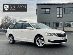 Vit Begagnad 2017 Skoda Octavia Kombi | 119 000 kr (Marknadspris)