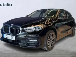 Svart Begagnad 2022 BMW 118 Sport Line Halvkombi | 249 900 kr (Marknadspris)
