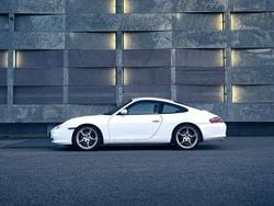 Vit Begagnad 2002 Porsche 911 Carrera Sportkupé | 350 000 kr (Marknadspris)