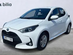 Vit Begagnad 2023 Toyota Yaris Hybrid Active Halvkombi | 239 900 kr (Marknadspris)