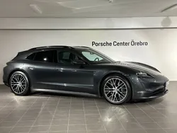 Grå Begagnad 2022 Porsche Taycan Sport Turismo Sedan | 819 000 kr (Marknadspris)
