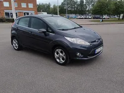 Grå Begagnad 2010 Ford Fiesta Titanium Halvkombi | 44 500 kr (Marknadspris)