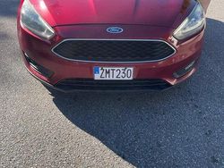 Röd Begagnad 2015 Ford Focus Sedan | 89 000 kr