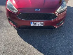 Röd Begagnad 2015 Ford Focus Sedan | 89 000 kr