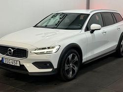 Vit Begagnad 2019 Volvo V60 CC Momentum Kombi | 204 900 kr (Marknadspris)