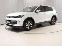 Mörkgrå Begagnad 2025 VW Tiguan Life SUV | 529 800 kr