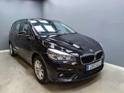 Svart Begagnad 2016 BMW 218 Minibuss | 119 900 kr (Marknadspris)