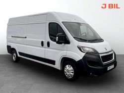 Vit Begagnad 2023 Peugeot Boxer Van | 294 900 kr (Marknadspris)