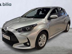 Silver Begagnad 2023 Toyota Yaris Hybrid Active Halvkombi | 224 900 kr (Marknadspris)