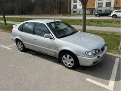 Grå Begagnad 2000 Toyota Corolla Halvkombi | 30 000 kr (Marknadspris)