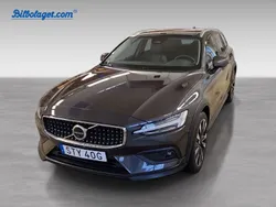Grå Begagnad 2023 Volvo V60 CC Plus Kombi | 444 900 kr (Marknadspris)