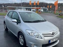 Silver Begagnad 2011 Toyota Auris Plus Halvkombi | 47 000 kr (Marknadspris)