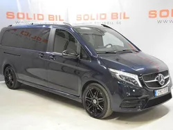 Mörkblå Begagnad 2021 Mercedes V300 AMG Minibuss | 659 000 kr (Marknadspris)