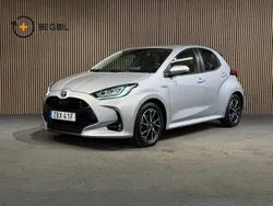Silver Begagnad 2021 Toyota Yaris Hybrid Active Halvkombi | 208 700 kr (Marknadspris)